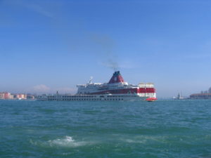 IMG Big Liner in the Grand Canal_0539
